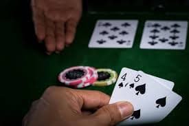 Representasi tim layanan pelanggan profesional alexis777 untuk dukungan Live Casino