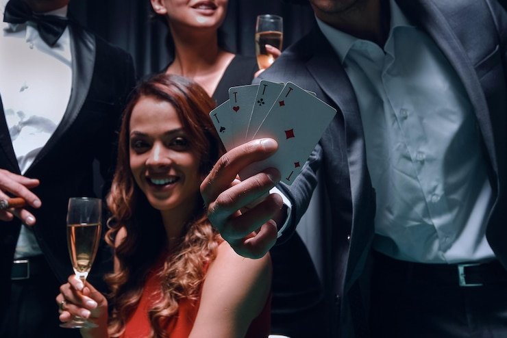 Tim keamanan digital memantau aktivitas dan mengatasi potensi kecurangan dalam sistem permainan online