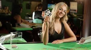 Pengguna menikmati taruhan live casino dengan dealer interaktif melalui perangkat mobile di alexis777